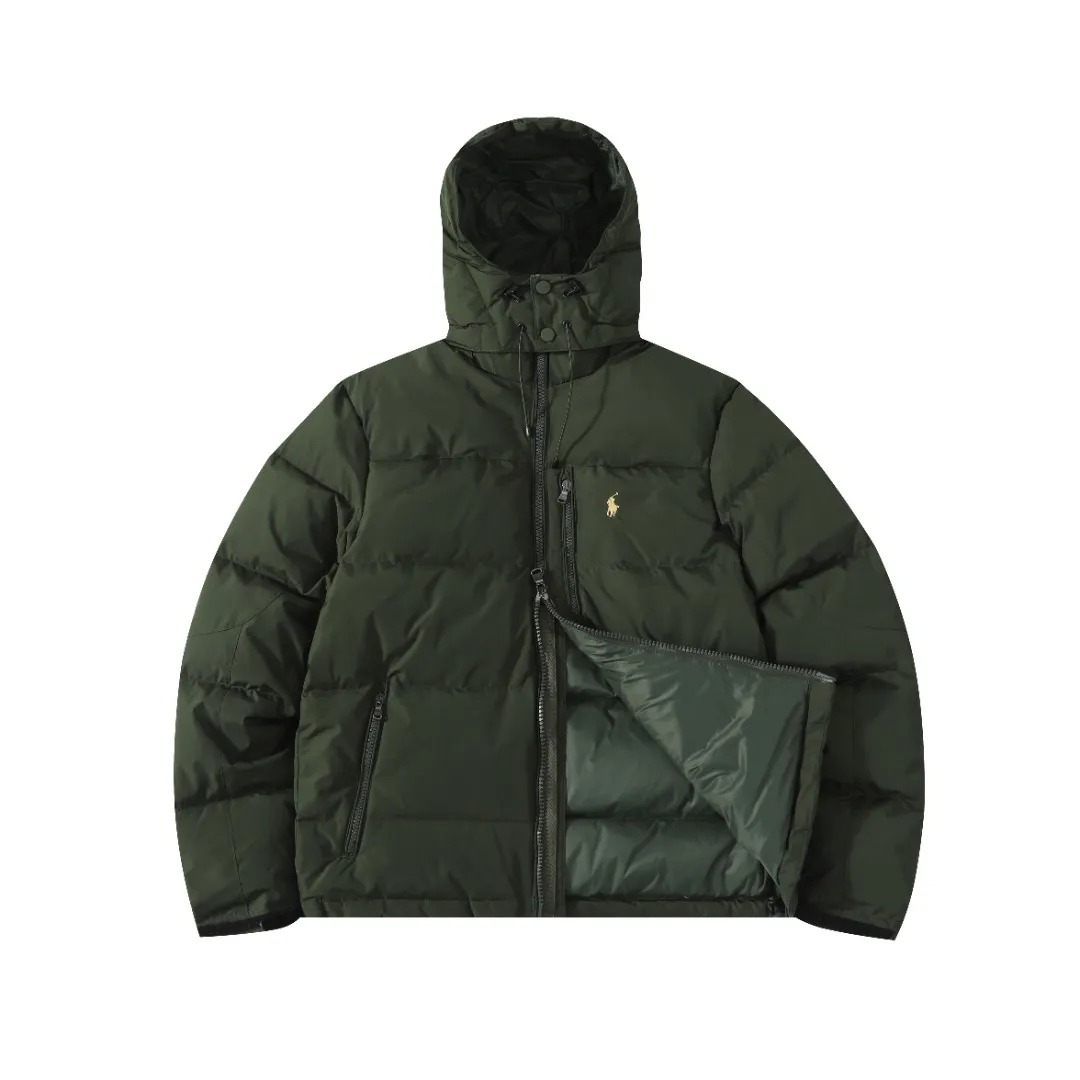 P660 #R54 Ralph Lauren/Ralph Lauren hooded down jacket (top quality, feel free to compare), using imported Barudan embroidery machine, carefully crafted with thousands of needles electric embroidery technology. Imported No. 7 needles and special embroidery thread ensure that every letter of the polo logo is full, three-dimensional and clear, creating the "most expensive embroidery logo" that can be called a work of art. Top-notch velvet core, luxurious warmth. Filled with national standard 80% high-quality white duck down, bringing excellent thermal insulation performance. At the same time, it is lightweight and can quickly regain its fluffiness after compression, bringing you a warm embrace without burden and resisting the harsh winter. Technical fabrics, no fear of wind and snow •Long-lasting fluffy and shape-retaining: High-quality filling ensures that the down jacket is not easy to stiffen and keeps you warm for a long time. •Strict anti-velvet technology: Using 400T gall fabric with pinhole retraction technology, it fundamentally eliminates the phenomenon of velvet leakage and makes wearing more secure. •All-round protective experience: Windproof and waterproof matte fabric, combined with an adjustable hem with a built-in drawstring buckle, can effectively lock in temperature and cold, and cope with changeable weather. Perfect details, creating a classic •Original electroplated YK zipper, smooth and durable, with brand texture highlighted in every detail. •Detachable hood design, one garment can be worn multiple times to meet different occasions and outfit needs. •Original hangtag and washed label, quality guaranteed. Five colors come together for couples to enjoy together: black is cool, beige is gentle, navy is calm, khaki is retro, and green is fresh. Available in five colors, the same style for men and women, it can be worn perfectly as a couple's outfit or a personalized item, becoming an indispensable fashion equipment on the streets in winter. Color: black, khaki, navy blue, army green, beige Size: S M L 66 67